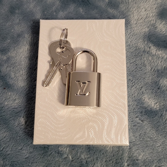 Louis Vuitton Silver Padlock with Keys - Picture 5 of 11